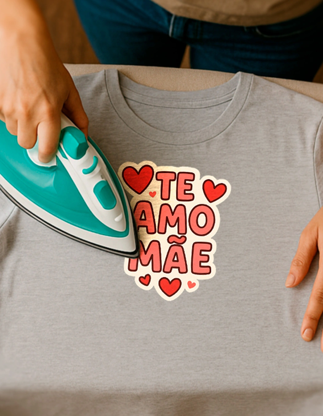 Aplicando adesivo com ferro